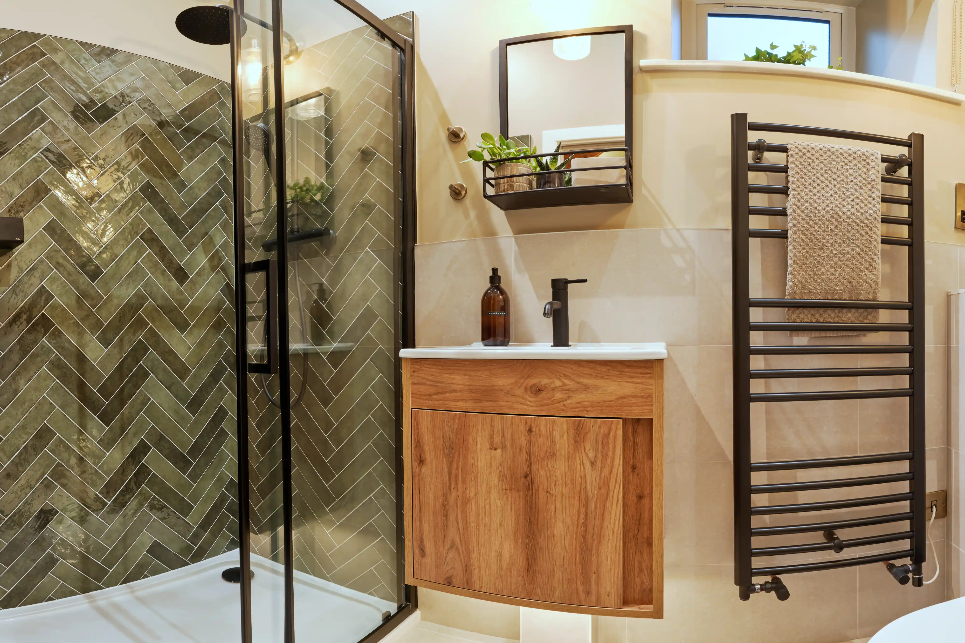 Modern bathroom with high-end fixtures and a spacious layout