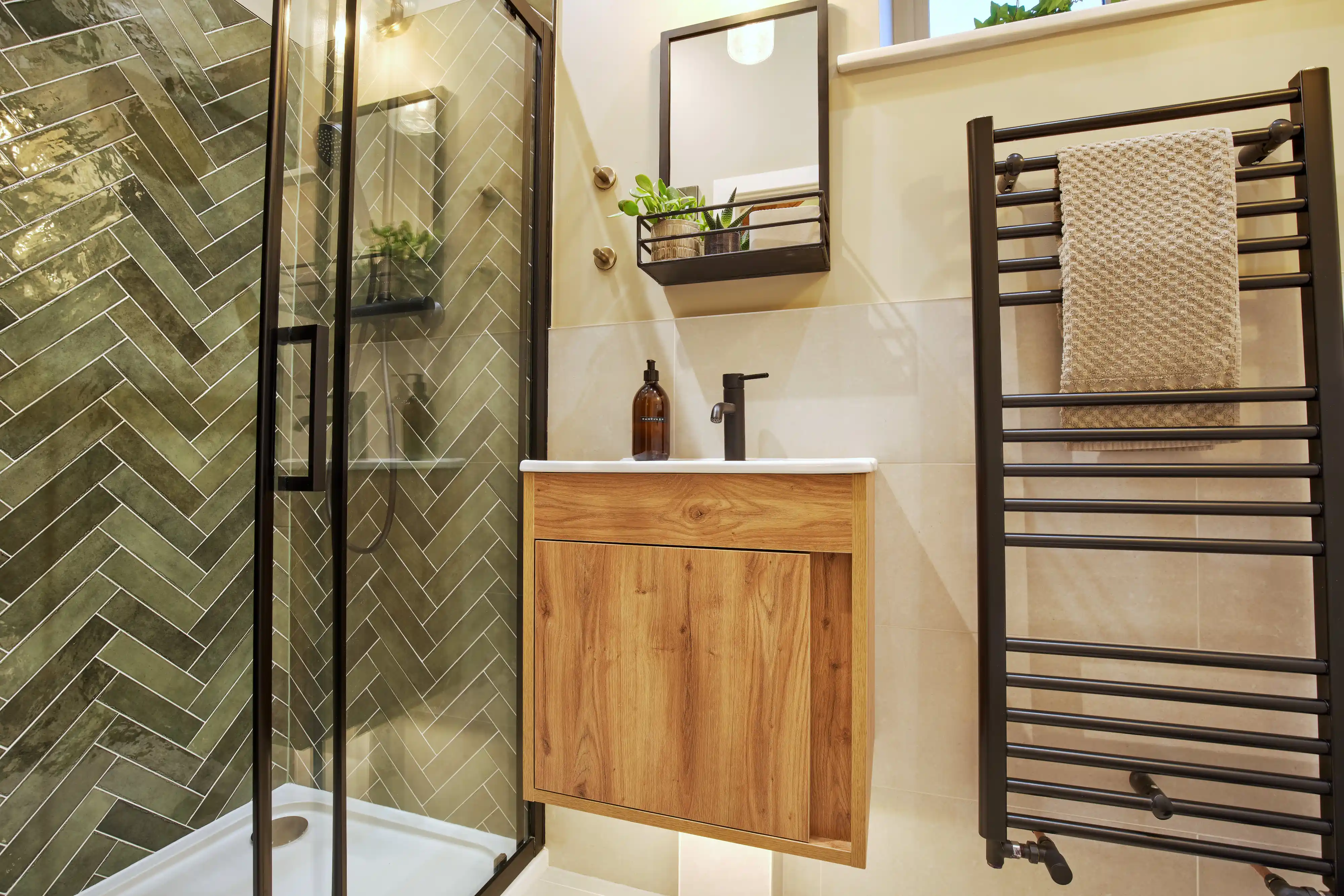 The ensuite bathroom at Coed Llydan